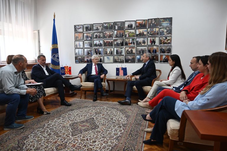 Ahmeti priti në takim një delegacion të IRI, drejtorin e zyrës rajonale Paul Prososki dhe përfaqësuesen në vend, Ilina Mangova