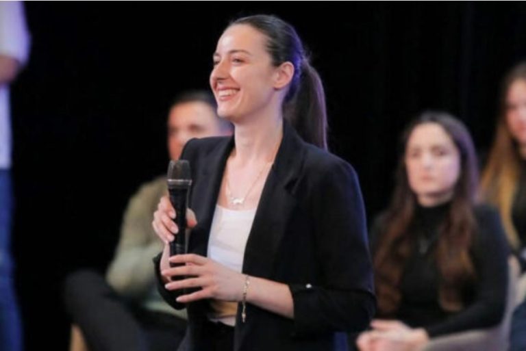 Zegjine Çaushi reagon për herë të parë pas dhurimit të mandatit të deputetes