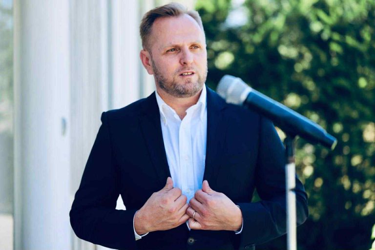 Valon Islamaj vjen me projekt të ri, ja kujt ia ka kushtuar atë