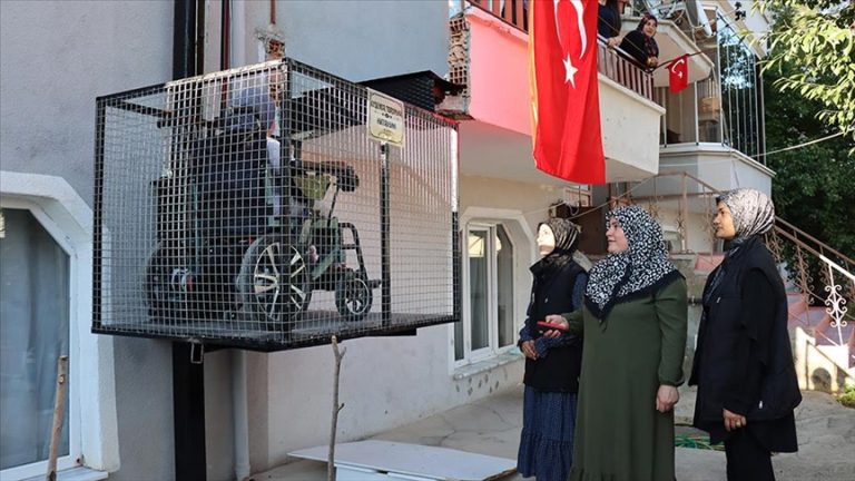 Vajza me aftësi të kufizuara i kalon pengesat me ashensorin e ndërtuar në shtëpinë saj nga vullnetarët