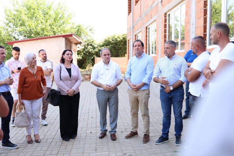 Banorët e Nerovës dhe mësimdhënësit falënderuan Qeverinë dhe VLEN-in për zgjidhjen e çështjes së shkollës