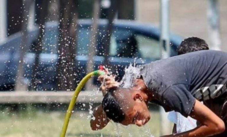 I nxehti i papërballueshëm, ka ngujuar njerëzit në shtëpi