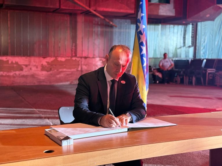 Afrim Gashi në Potoçari përkujton viktimat e gjenocidit në Srebrenicë: Srebrenica është amanet për njerëzimin