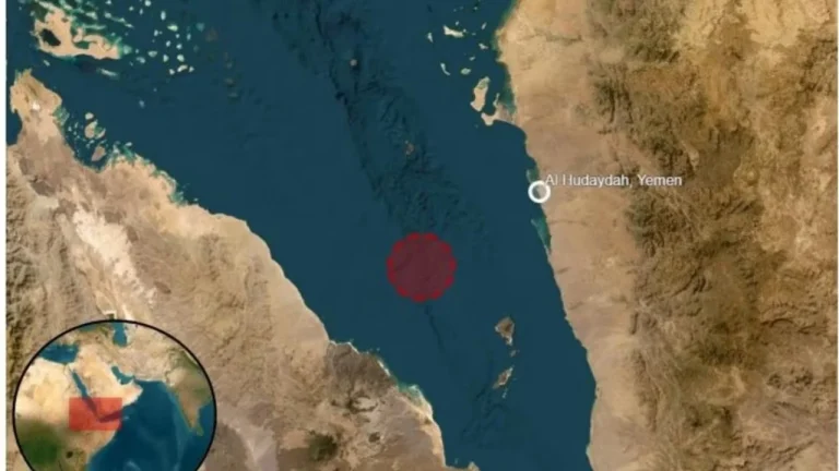 Varka të vogla sulmojnë një anije tregtare britanike në brigjet e Jemenit, hapet zjarr nga të dyja palët