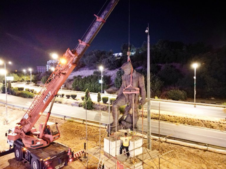 Kryetarja e Shkupit, Danela Arsovska e kthen monumentin e Qosetos në një lokacion të ri
