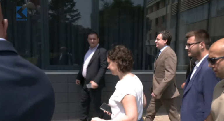 Kuvendit i shkoi një “kërcënim” nëpërmjet telefonit, Kurti largohet