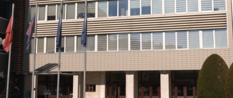 Zyrtarja e kabintetit të Konjufcës po intervistohet nga Policia