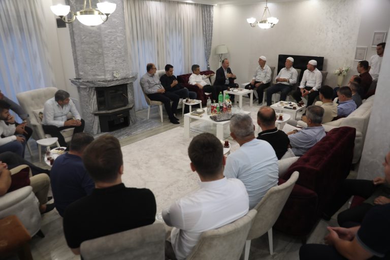 Izet Mexhiti me kolegë nderojnë përvjetorin e Azem Moranës: Shkolla e re mban emrin e tij