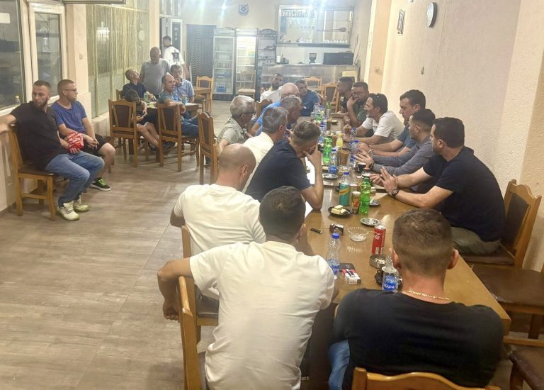 Emir Sulejmani viziton banorët e Pallaticës: Nga një kafe e zakonshme, te një vendim i madh për ndryshim në Zhelinë