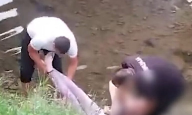 Policia shpëton gruan që u hodh në lumin Vardar në Shkup, ajo u dërgua me urgjencë në Spitalin Klinik