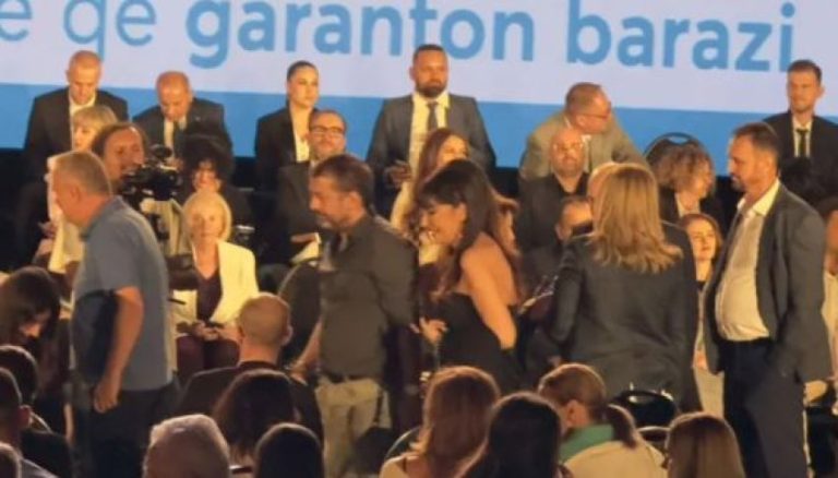 Adelina Ismajli befason: Shfaqet në tubimin e VV-së në Prishtinë