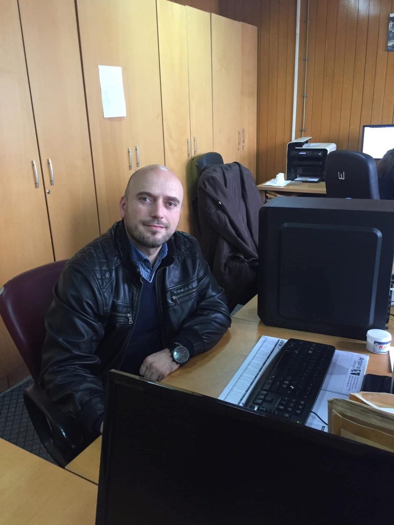 Tragjedi në Kavajë: Tetovar 41-vjeçar humb jetën në plazh, familja e tronditur