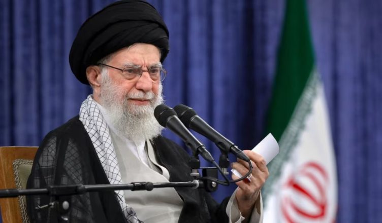 Udhëheqësi suprem i Iranit po përballet me sfidën më të madhe deri tani dhe i kanë mbetur pak mundësi