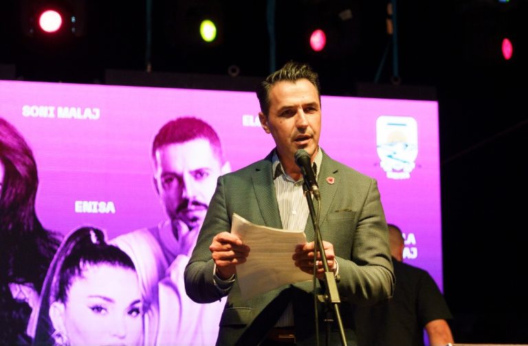 Agron Dedivanaj nga sheshi Gjergj Kastrioti Skënderbeu: “Kjo tokë është e jona, ky flamur është i yni, ky komb nuk përkulet kurrë”