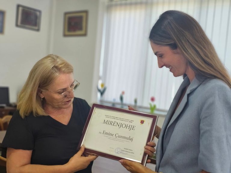 Modelja me famë botërore Emine Çunmulaj viziton Drenasin: Ato gra janë dëshmi e forcës dhe rezistencës