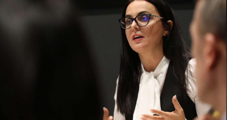 Lushaku-Sadriu: Çmimi i librave arrin 110 euro, subvencioni prej 80 eurosh nuk mjafton