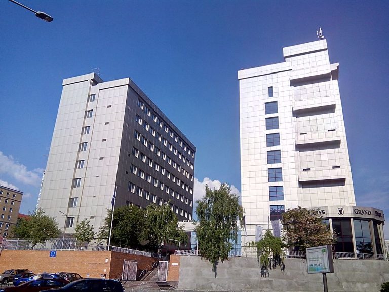 Sulmet ruse në Kiev/ Dëmtohen zyrat e delegacionit të BE, reagon Marta Kos