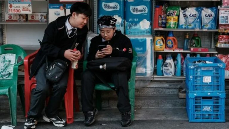 Koreja e Jugut ndalon telefonat në shkolla