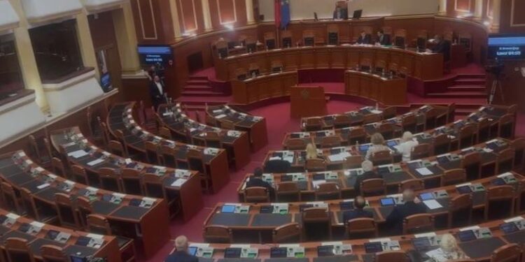Fund i vakët i Parlamentit, por deputetët mbushin xhepat! Për qershorin, 300 mijë euro paga, mbi 220 mijë euro dietat