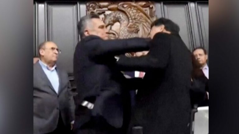 Rrahje midis udhëheqësve të senatit meksikan teksa mbaron seanca
