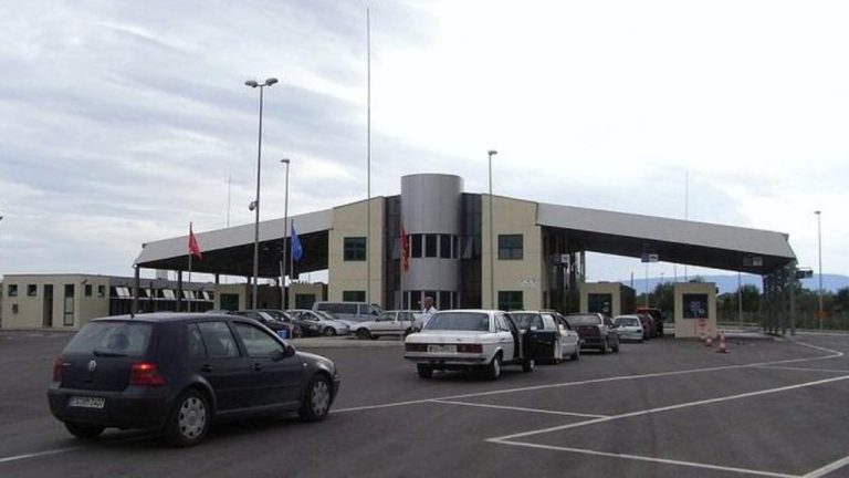 Ndërpritet puna në pikën kufitare të Qafë Thanës, pala maqedonase me probleme në sistemin e regjistrimit të hyrje-daljeve