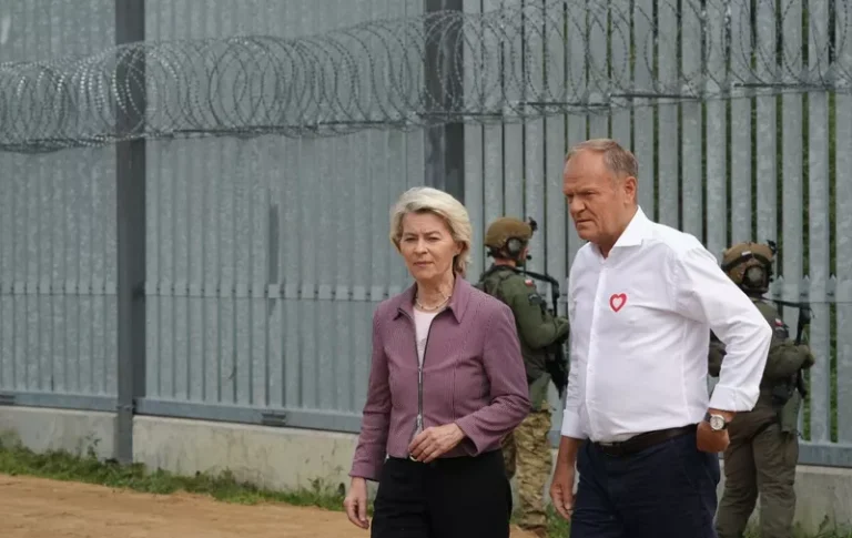 Tusk e çoi Ursula von der Leyen në kufi: “Sapo më njoftojnë se po vijnë bjellorusë të armatosur, shkojmë?”
