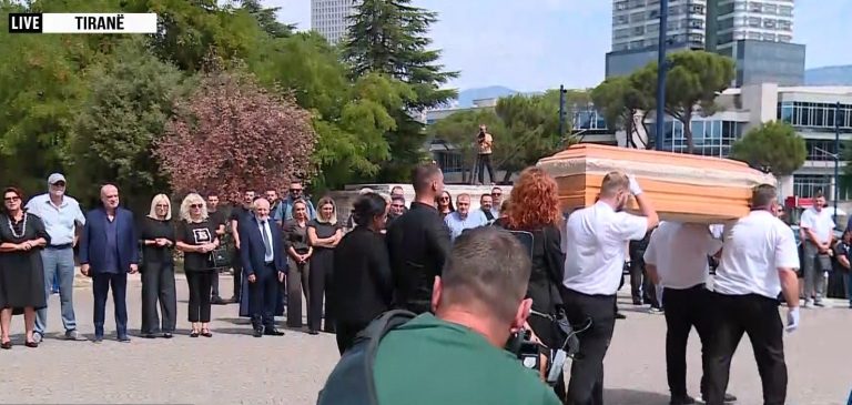 Homazhet për Artur Zhejin, gazetarit dhe publicistit i jepet lamtumira e fundit! Miq e kolegë vendosin kurora me lule pranë arkmortit