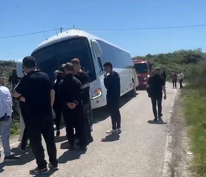Autobusi me nxënës ngec në kanal pas vizitës në Manastirin e Zvërnecit, ndërhyn zjarrfikësja