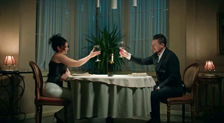 Klipi i ri “Kam pi” nga Bledar Vishi po merr vëmendjen e publikut