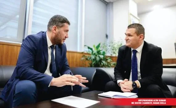 Ikën nga SPAK ‘Fabi’, zëdhënësi i Dumanit. Fillon punë si këshilltar i…