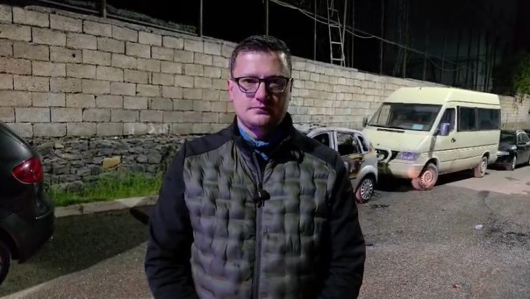 Përfshihet nga flakët automjeti i gazetarit në Bulqizë: E qëllimshme, duan të më frikësojnë